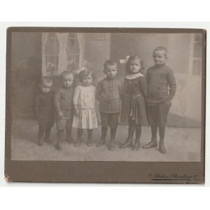 SEPTEMBER - ateliér Rembrandt - P. Gdeczyk. Skupinový portrét šiestich detí, kartón, koniec 19. storočia/začiatok 20. storočia, fotografický frontispice, v dolnej časti signovaný Atelier Rembrandt, na zadnej strane ornamentálna reklama obchodu fotografa