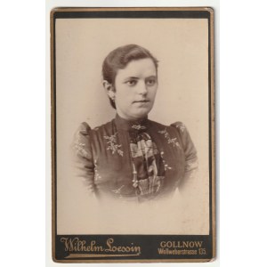 GOLENIÓW - Loessin. Photograph of a woman, made by. Photographisches Atelier Wilhelm Loessin, Goleniow, before 1918, on verso an advertisement of the factory fot.