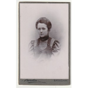 BRZEŻANY - Karolin. Portrét ženy, kartón, koniec 19. a začiatok 20. storočia, fotografický frontispice, signovaný Karolin BRZEŻANY, na zadnej strane reklama na obchod fotografa.