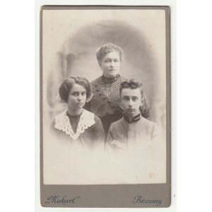 BRZEŻANY - Makart. Portrét ženy se dvěma dětmi, karton, přelom 19. a 20. století, fotografický frontispis, signováno Makart Brzezany, na zadní straně reklama fotografova obchodu.