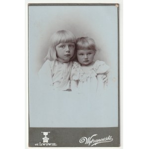 LWÓW - Wybranowski. Portrét dvou dětí, karton, přelom 19. a 20. století, fotografický frontispis, signováno WE LWOWIE Wybranowski, na zadní straně reklama fotografova obchodu.