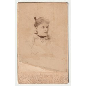 LWÓW - Henner. Portret kobiety, karton, 1891, fot. cz.-b., z motywami roślinnymi sygn. J. HENNER LWÓW, na verso reklama zakładu fot.