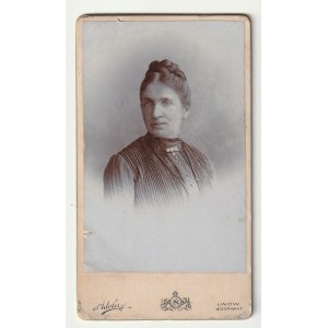 LWÓW - „Adela”. Portret kobiety, karton, koniec XIX/pocz. XX w., fot. cz.-b., sygn. Adela LWÓW…, na verso reklama zakładu fot.