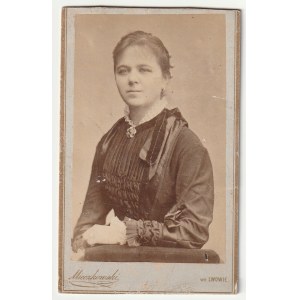 LWÓW - Mieczkowski. Portrét ženy, karton, přelom 19. a 20. století, fotografický frontispis, signováno Mieczkowski WE LWOWIE..., na rubu reklama fotografova obchodu.