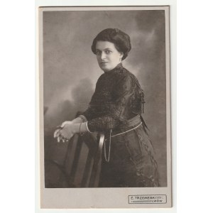 LWÓW - Trzemeski. Portrét ženy, kartón, koniec 19. a začiatok 20. storočia, fotografický frontispice, signované E TRZEMESKI LWÓW, na zadnej strane reklama na obchod fotografa.