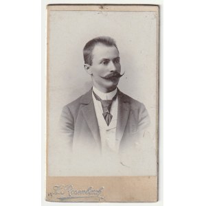 STANISŁAWÓW (Iwano-Frankiwsk) - Rosenbach. Portret mężczyzny, karton, koniec XIX/pocz. XX w., fot. cz.-b., sygn. Z. Rosenbach, na verso reklama zakładu fot.