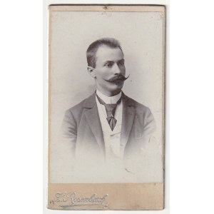 STANISŁAWÓW (Ivano-Frankivsk) - Rosenbach. Portrét muža, kartón, koniec 19. a začiatok 20. storočia, fotografický frontispice, signovaný Z. Rosenbach, na zadnej strane reklama na obchod fotografa.