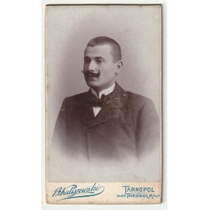 TARNOPOL - Kaliszewski. Portrét muže, karton, přelom 19. a 20. století, fotografický frontispis, signováno B.Kaliszewski TARNOPOL..., na rubu reklama továrny fot.