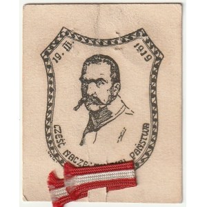 KOTYLION z wizerunkiem J. Piłsudskiego z 19.03.1919, cz.-b., na dole napis: CZEŚĆ NACZELNIKOWI PAŃSTWA, poniżej przytwierdzona czerwono-biało-czerwona wstążka