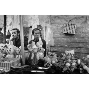 Jerzy Woropinski, Toy peddlers at Bazar Różyckiego, Warsaw Praga, 1970s.