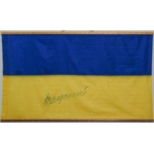 Vlajka Ukrajiny s podpisem generála Valerije Zalužného, vrchního velitele ukrajinské armády