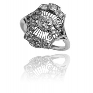 Platynowy pierścionek z filigranową wycinanką i brylantami w stylu Art Deco