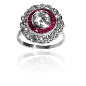 Platynowy pierścionek w stylu Art Deco z diamentami i doszlifowanymi rubinkami