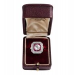 Platynowy pierścionek w stylu Art Deco z diamentem ~1.10ct oraz doszlifowanymi do wzoru rubinkami