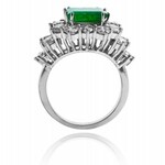Ring with emerald ~1.80ct and diamonds ~2.50ct