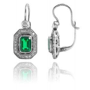 Earrings with diamonds made of gold