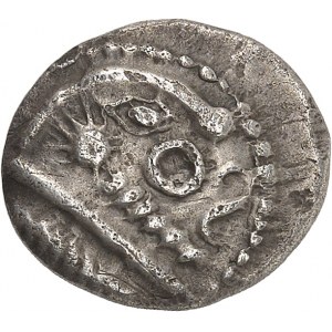 Bellovaques. Quart de statère en argent, Classe I, var. inédite aux deux astres pointés ND (second tiers du Ier siècle avant J.-C. et Guerre des Gaules).