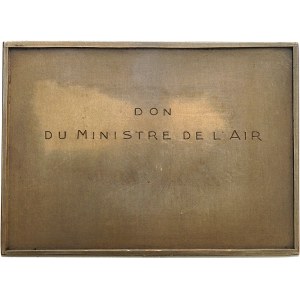IIIe République (1870-1940). Plaque, les ailes françaises, don du Ministre de l’Air, par R. Delamarre 1930, Paris.