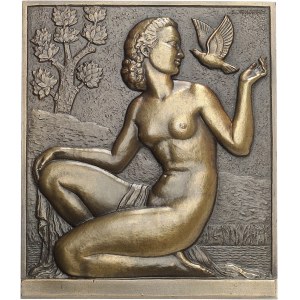 IIIe République (1870-1940). Plaque, la Surprise ou Femme à la colombe, par L. Gibert ND (1942), Paris.
