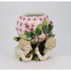 Herstellung nicht spezifiziert, Gefäß - Hortensienblüte, getragen von zwei Putten