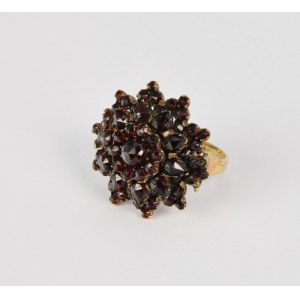 Ring with garnets