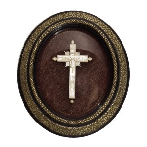 Kruzifix in ovalem Rahmen