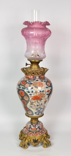 Lampa naftowa z dekoracją w typie japońskiej „Imari”