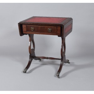 Pomocný stolík v štýle klasického anglického nábytku