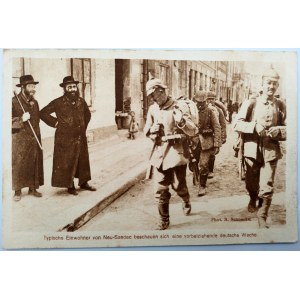 Pohľadnica - Nowy Sącz - Typickí obyvatelia pri pohľade na nemeckých vojakov - 1917