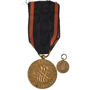 Medal Niepodległości z legitymacją i miniaturką