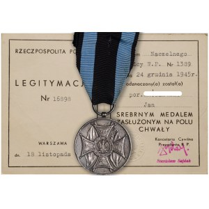 Srebrny medal Zasłużonym na polu chwały z nadaniem