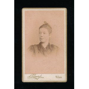 Wilno Zdjęcie portetowe kobiety na odzobnym kartoniku firmowym S. Henry Wym. 6,3 x 10,5 cm (11)