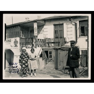 Pińsk Zdjęcie przedstawiająće kobiety i mężczyznę przed sklepem 1935 r. (72)