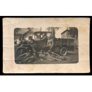Fotografie auta s vojáky na pohlednici (171)