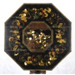 Lacquered and painted chinoiserie table - probably Venice, 18th-19th century, Folding top, octagonal in shape, supported by a column shaft resting on three double scroll feet. The entire outer surface is lacquered with a black background, illuminated and 