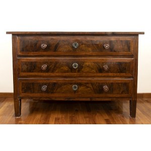 Louis XVI Maltese chest of drawers - second half of the 18th century, made of walnut, boxwood inlay on top, front and sides. Height x width x depth: 90 x 135 x 58 cm. Item condition grading: *** fair (handles not contemporary).