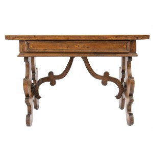Italian inlaid desk - 18th century, with a so-called 'goat' construction, typical of the Italian area is made of walnut wood and with maple inlays. Height x width x depth: 78.5 x 113 x 56 cm. Item condition grading: *** fair (broken lower crosspiece).