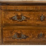 Walnut bureau - Central Italy, 18th century, slightly bowed on the front. Height x width x depth: 104 x 121 x 53 cm. Item condition grading: *** fair (missing hardware).