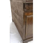 Lombardy Renaissance sideboard - 17th century, provenance Giovanelli family, with carvings typical of the Lombardy area, circa 17th century. In walnut wood. On the sides of the two finely carved doors are columns with caryatids. Dimensions height x width 