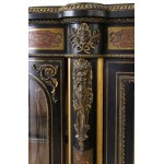 French Boulle sideboard - 19th century, Serpentine structure, with side panes and central panel inlaid in the Boulle manner, in brass and tortoiseshell (hawksbill sea turtle, Eretmochelys imbricata, Cheloniidae). Height x width x depth: 114 x 192 x 50 cm.