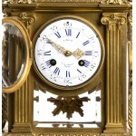 Bronze mantel clock - France, 19th century, H. MOLLE A PARIS, Neoclassical architectural case with two lateral cornucopias surmounted by a vase; side glasses. Porcelain dial with Arabic and Roman numerals signed H.Molle, 9,rue Charlotte Paris, pendulum 