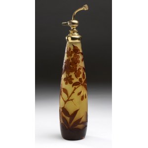 Glass perfume vaporiser - Émile Gallé (1846-1904) - Nancy, acid-etched cameo glass in the tones of green and brown, decorated with a floral and foliate motif. Signed in cameo below. Gilded metal mounting. Height 35 cm, base diameter 6.5 cm. Item condition
