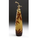 Glass perfume vaporiser - Émile Gallé (1846-1904) - Nancy, acid-etched cameo glass in the tones of green and brown, decorated with a floral and foliate motif. Signed in cameo below. Gilded metal mounting. Height 35 cm, base diameter 6.5 cm. Item condition