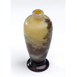 Glass vase - Émile Gallé (1846-1904) - Nancy, acid-etched cameo glass in the tones of prune and powder, decorated with a woodland landscape. Signature engraved below. Height 15 cm, base diameter 5 cm. Item condition grading: **** good.