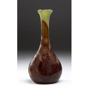 Three-lobed glass flask vase - Émile Gallé (1846-1904) - Nancy, acid-etched cameo glass in the tones of green and burgundy, decorated with a floral and foliate motif. Signed in cameo below. Height 26,5 cm, base diameter 9.5 cm. Item condition grading: ***