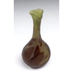 Three-lobed glass flask vase - Émile Gallé (1846-1904) - Nancy, acid-etched cameo glass in the tones of green and burgundy, decorated with a floral and foliate motif. Signed in cameo below. Height 26,5 cm, base diameter 9.5 cm. Item condition grading: ***