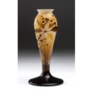 Glass vase - Émile Gallé (1846-1904) - Nancy, acid-etched cameo glass in the tones of brown, yellow and powder, decorated with a floral motif. Signed in cameo below. Height 23 cm, base diameter 11 cm. Item condition grading: **** good.
