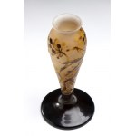 Glass vase - Émile Gallé (1846-1904) - Nancy, acid-etched cameo glass in the tones of brown, yellow and powder, decorated with a floral motif. Signed in cameo below. Height 23 cm, base diameter 11 cm. Item condition grading: **** good.
