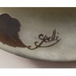 Glass bowl - Émile Gallé (1846-1904) - Nancy, acid-etched cameo glass in the tones of green and brown, decorated with a foliate motif. Signed in cameo below. Height 6 cm, diameter 17 cm. Item condition grading: **** good.