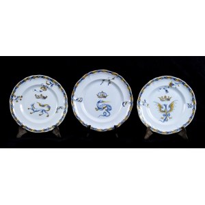 Group of three ceramic plates - Émile Gallé (1846-1904) - Nancy, decorated with crowned animals, signed on the back of each plate. Diameters 23 and 24 cm. Item condition grading: **** good.